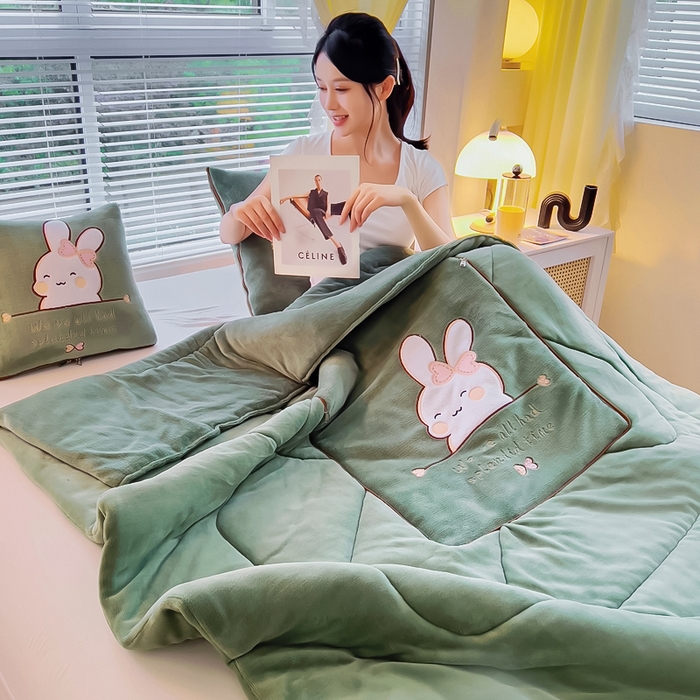 91家纺网 家纺一手货源 找家纺 阳光依佰 2023新款多功能牛奶绒抱枕被-暖暖兔 墨绿
