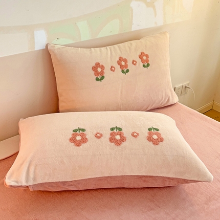 91家纺网 家纺一手货源 找家纺 总寐居家纺 2023新款高克重牛奶绒毛巾绣单枕套 48*74cm/对