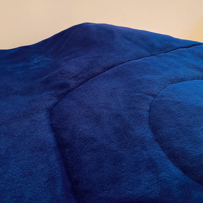 91家纺网 家纺一手货源 找家纺 阳光依佰 2023新款多功能牛奶绒抱枕被-暖暖兔 藏蓝