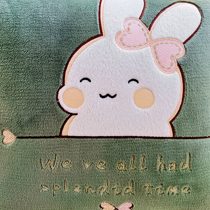 91家纺网 家纺一手货源 找家纺 阳光依佰 2023新款多功能牛奶绒抱枕被-暖暖兔 墨绿