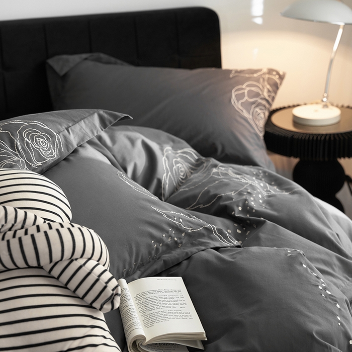 91家纺网 家纺一手货源 找家纺 千朵森 2024新款新疆长绒棉婚庆刺绣四件套-玫瑰 高雅灰