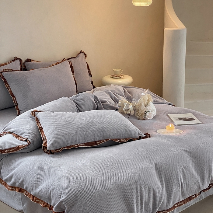 91家纺网 家纺一手货源 找家纺 蜜柚 2024新款全消光牛奶绒雕花烂花法式轻奢四件套 巴尔曼-浅紫灰