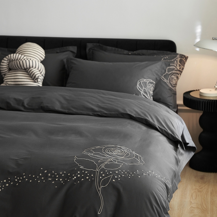 91家纺网 家纺一手货源 找家纺 千朵森 2024新款新疆长绒棉婚庆刺绣四件套-玫瑰 高雅灰