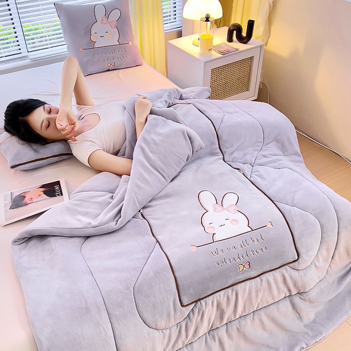 91家纺网 家纺一手货源 找家纺 阳光依佰 2023新款多功能牛奶绒抱枕被-暖暖兔 浅紫