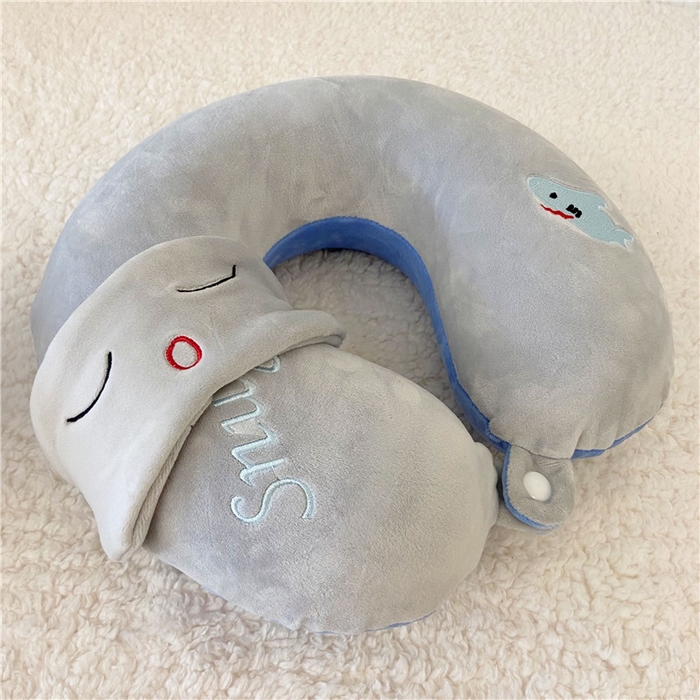 91家纺网 家纺一手货源 找家纺 卡奥2025新款带眼罩卡通U型枕旅行颈椎枕 蓝鲨32*31*12cm