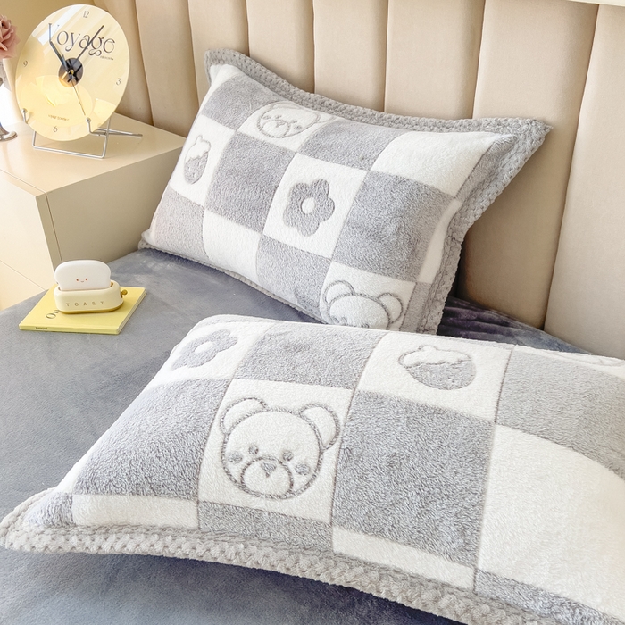 91家纺网 家纺一手货源 找家纺 2023新款立体6D雪花绒加厚保暖系列单枕套 48x74cm一对 北欧小熊