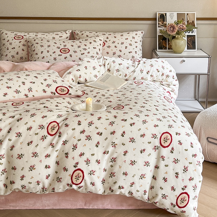 91家纺网 家纺一手货源 找家纺 桃子家居 2023新款ins法式复古赫本碎花山茶花卉加厚牛奶绒系列四件套 绒-希娅粉