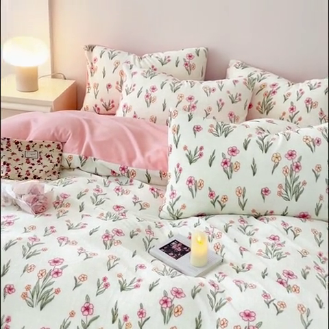 91家纺网 家纺一手货源 找家纺 木堇家居 2023新款牛奶绒印花四件套 春田花谷-粉