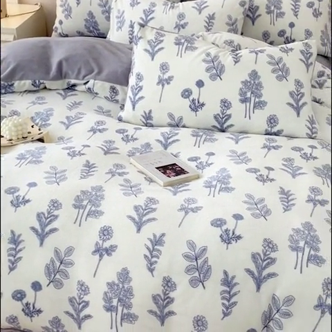 91家纺网 家纺一手货源 找家纺 木堇家居 2023新款牛奶绒印花四件套 清风林