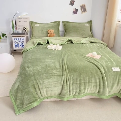 91家纺网 家纺一手货源 找家纺 慕木家纺 2025新款牛奶绒双面绒纯色印花毛毯盖毯三件套 抹茶绿