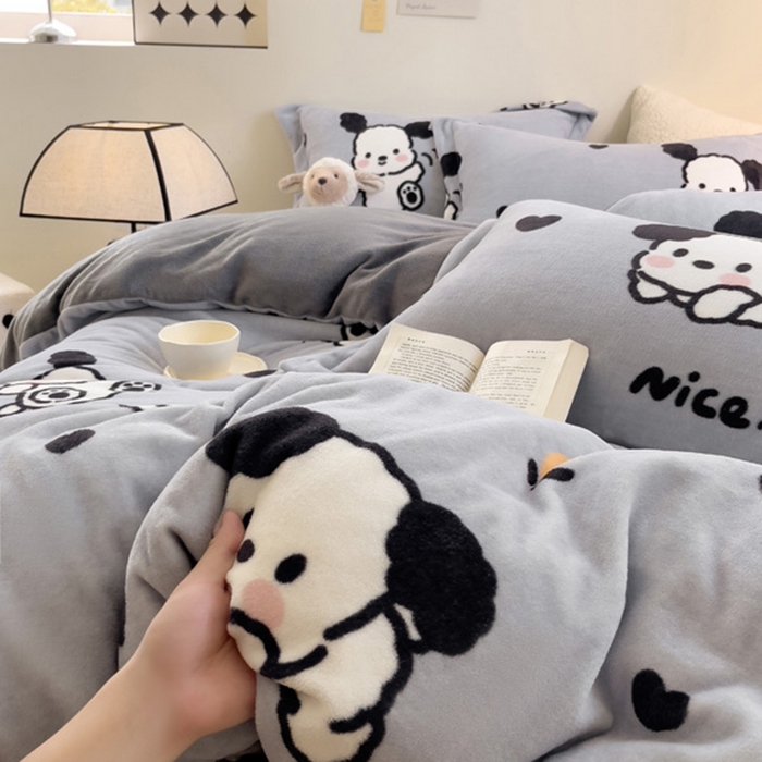 91家纺网 家纺一手货源 找家纺 宅部落 2023新款高克重牛奶绒四件套 快乐小汪汪