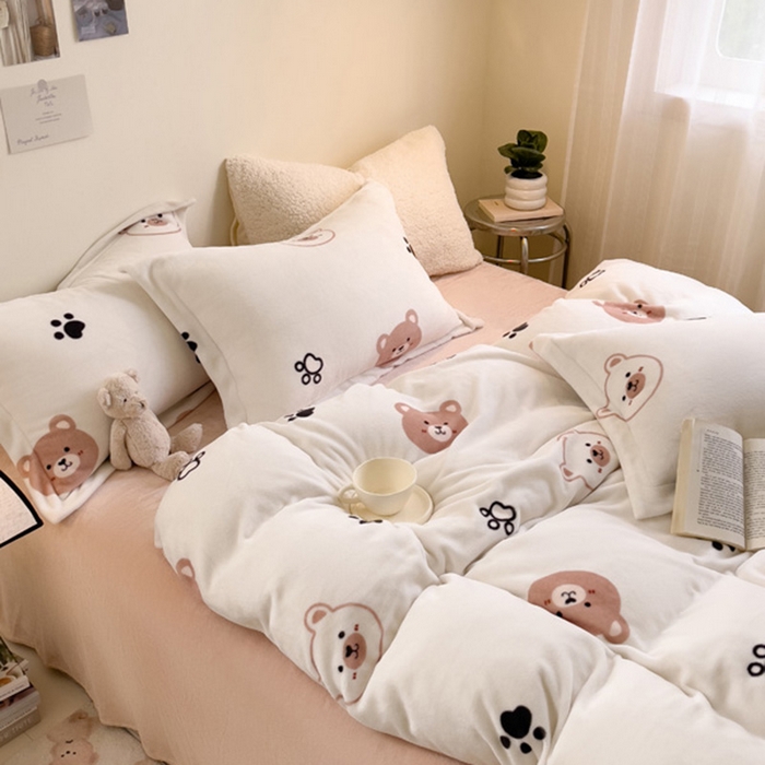 91家纺网 家纺一手货源 找家纺 宅部落 2023新款高克重牛奶绒四件套 熊的脚印