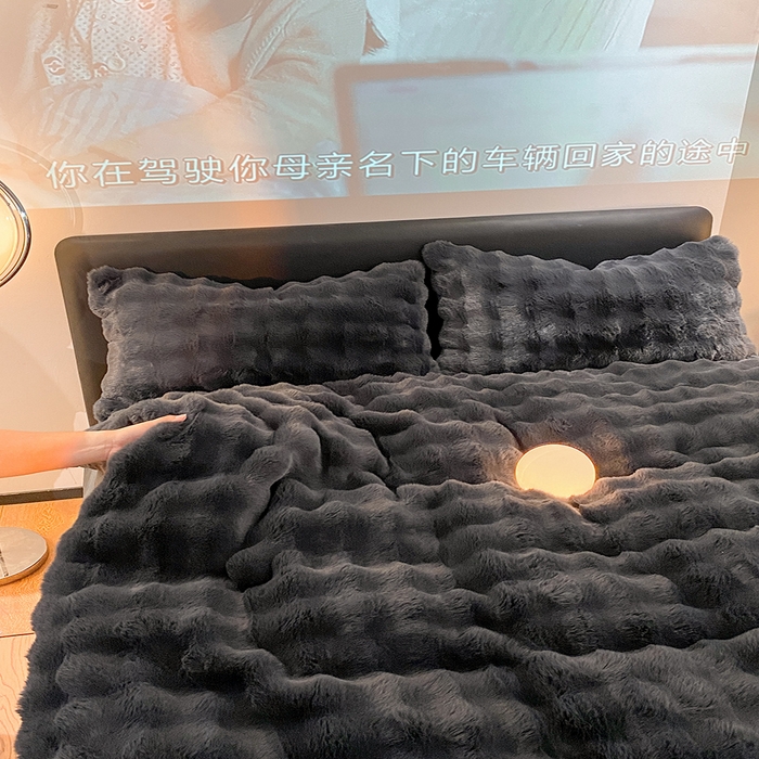 91家纺网 家纺一手货源 找家纺 澳梵家居 2023舒芙蕾印花兔兔绒牛奶绒四件套 舒芙蕾-高级黑