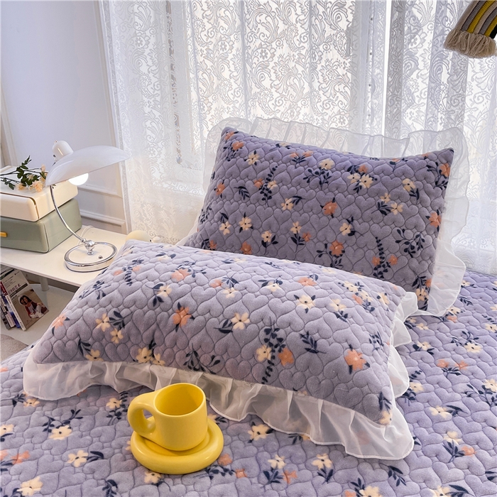 91家纺网 家纺一手货源 找家纺 喜居 2023新款印花牛奶绒床笠花边款牛奶绒床笠大豆夹棉床笠 紫色蔷薇