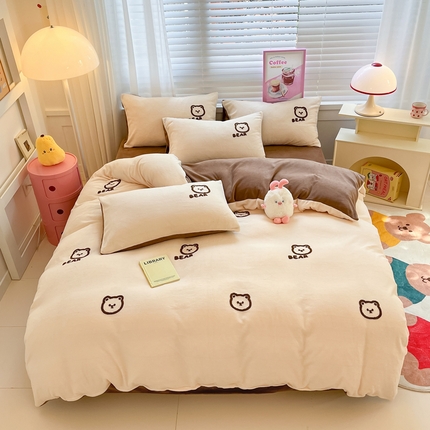 91家纺网 家纺一手货源 找家纺 丽涵家纺 2023秋冬散版牛奶绒毛巾绣系列四件套 小熊-奶白