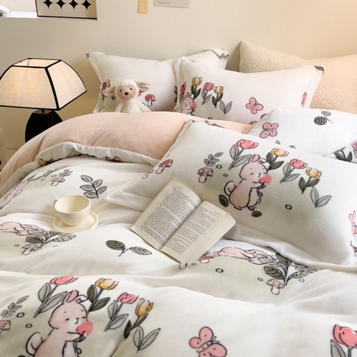 91家纺网 家纺一手货源 找家纺 宅部落 2023新款高克重牛奶绒四件套 花丛小兔