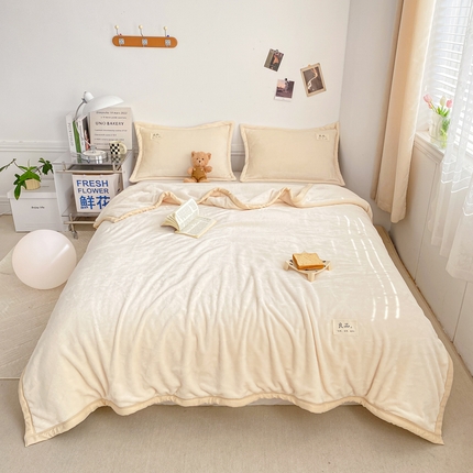 91家纺网 家纺一手货源 找家纺 慕木家纺 2025新款牛奶绒双面绒纯色印花毛毯盖毯三件套 米白