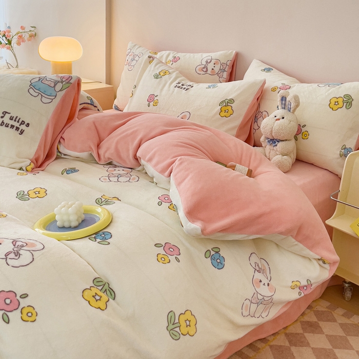 91家纺网 家纺一手货源 找家纺 木堇家居 2023新款牛奶绒印花四件套 花朵兔兔