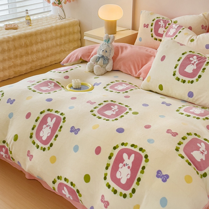 91家纺网 家纺一手货源 找家纺 木堇家居 2023新款牛奶绒印花四件套 波点小兔