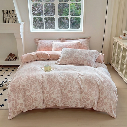 91家纺网 家纺一手货源 找家纺 昊川 2025新款230g短毛兔绒牛奶绒立体雕花四件套 暖阳-粉