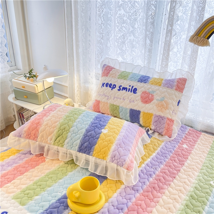 91家纺网 家纺一手货源 找家纺 喜居 2023新款印花牛奶绒床笠花边款牛奶绒床笠大豆夹棉床笠 彩虹桃子