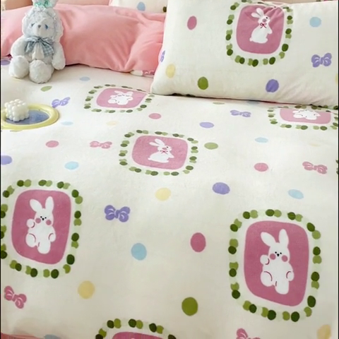 91家纺网 家纺一手货源 找家纺 木堇家居 2023新款牛奶绒印花四件套 波点小兔