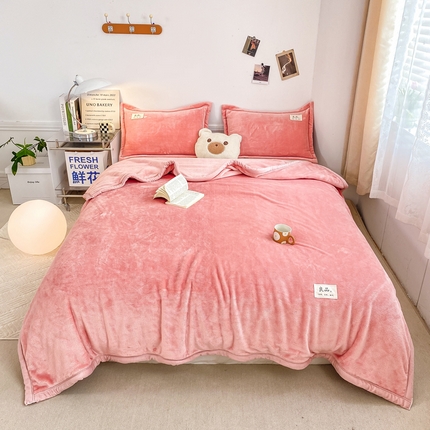 91家纺网 家纺一手货源 找家纺 慕木家纺 2025新款牛奶绒双面绒纯色印花毛毯盖毯三件套 樱花粉