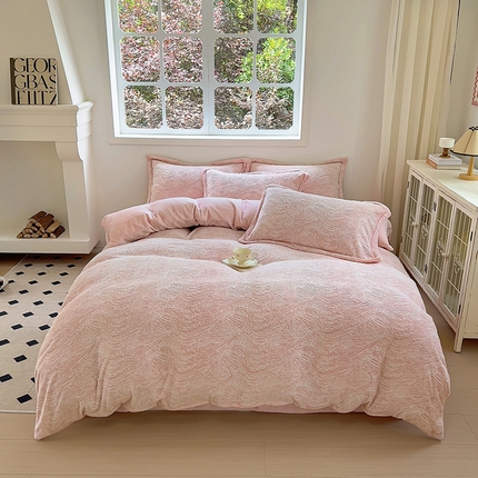 91家纺网 家纺一手货源 找家纺 昊川 2025新款230g短毛兔绒牛奶绒立体雕花四件套 简约-粉