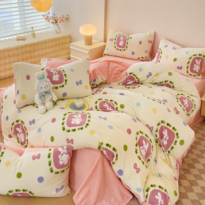 91家纺网 家纺一手货源 找家纺 木堇家居 2023新款牛奶绒印花四件套 波点小兔