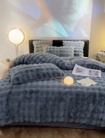 91家纺网 家纺一手货源 找家纺 澳梵家居 2023舒芙蕾印花兔兔绒牛奶绒四件套 舒芙蕾-灰色