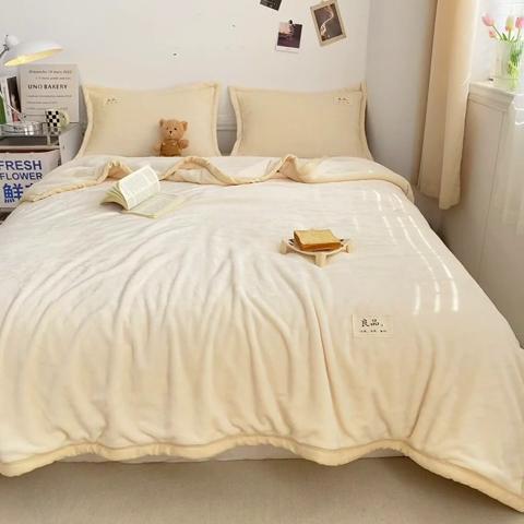 91家纺网 家纺一手货源 找家纺 慕木家纺 2025新款牛奶绒双面绒纯色印花毛毯盖毯三件套 米白