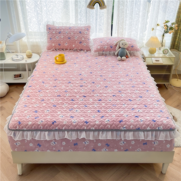 91家纺网 家纺一手货源 找家纺 喜居 2023新款印花牛奶绒床笠花边款牛奶绒床笠大豆夹棉床笠 粉粉兔