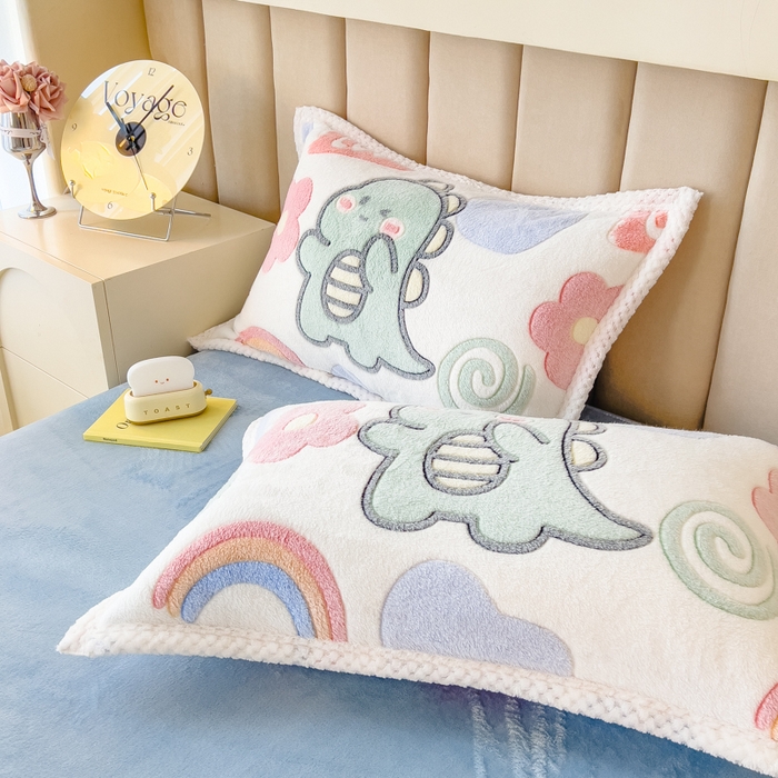 91家纺网 家纺一手货源 找家纺 2023新款立体6D雪花绒加厚保暖系列单枕套 48x74cm一对 七彩恐龙