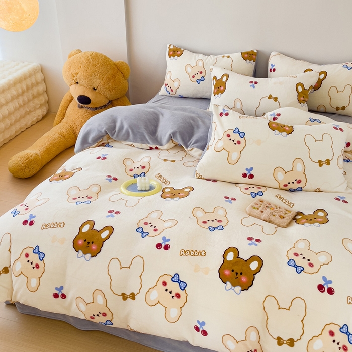 91家纺网 家纺一手货源 找家纺 木堇家居 2023新款牛奶绒印花四件套 樱桃熊