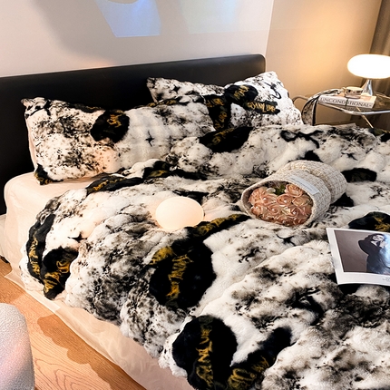 91家纺网 家纺一手货源 找家纺 澳梵家居 2023舒芙蕾印花兔兔绒牛奶绒四件套 黑金蝴蝶结