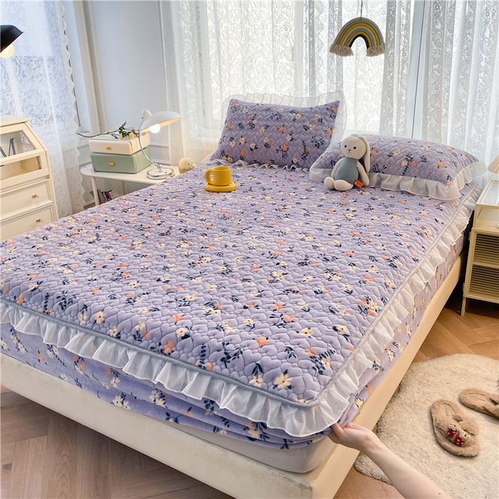 91家纺网 家纺一手货源 找家纺 喜居 2023新款印花牛奶绒床笠花边款牛奶绒床笠大豆夹棉床笠 紫色蔷薇