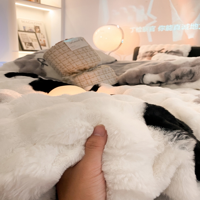 91家纺网 家纺一手货源 找家纺 澳梵家居 2023舒芙蕾印花兔兔绒牛奶绒四件套 海上银沙