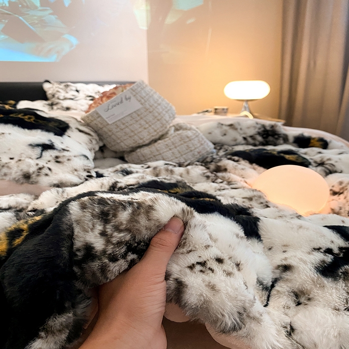 91家纺网 家纺一手货源 找家纺 澳梵家居 2023舒芙蕾印花兔兔绒牛奶绒四件套 黑金蝴蝶结