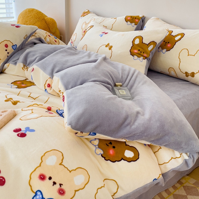 91家纺网 家纺一手货源 找家纺 木堇家居 2023新款牛奶绒印花四件套 樱桃熊