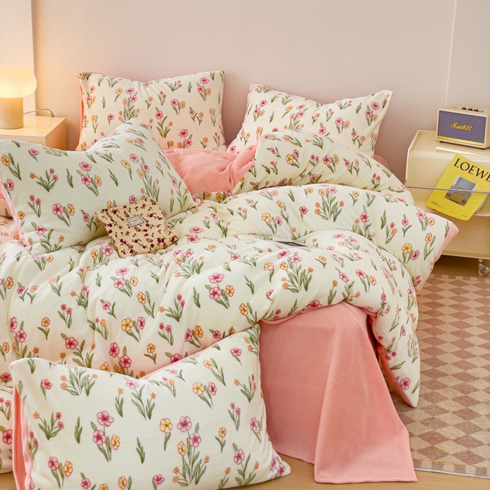 91家纺网 家纺一手货源 找家纺 木堇家居 2023新款牛奶绒印花四件套 春田花谷-粉