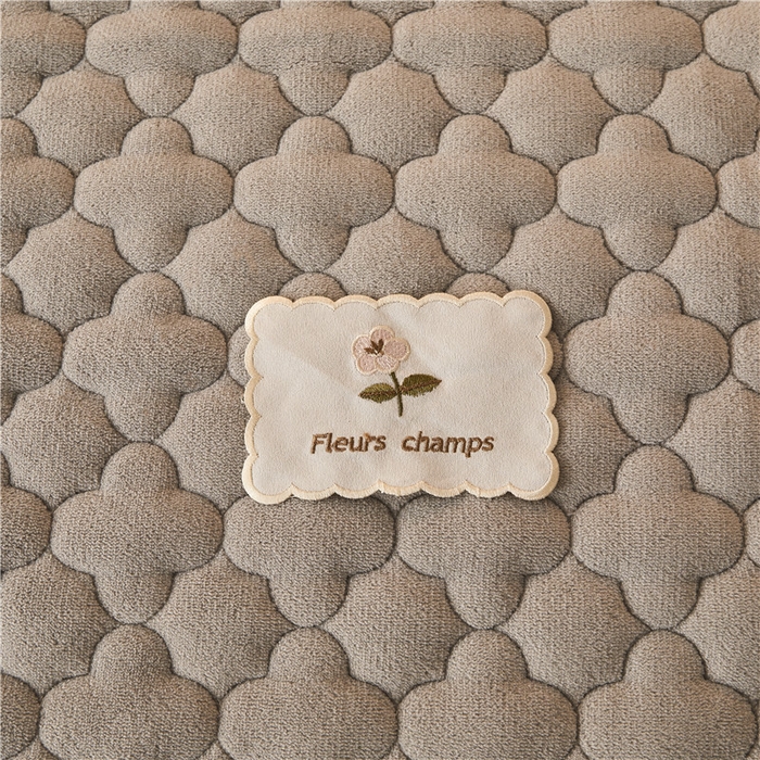 91家纺网 家纺一手货源 找家纺 喜居 2023新款素色贴布刺绣纯色牛奶绒床笠夹棉床笠 轻奢灰