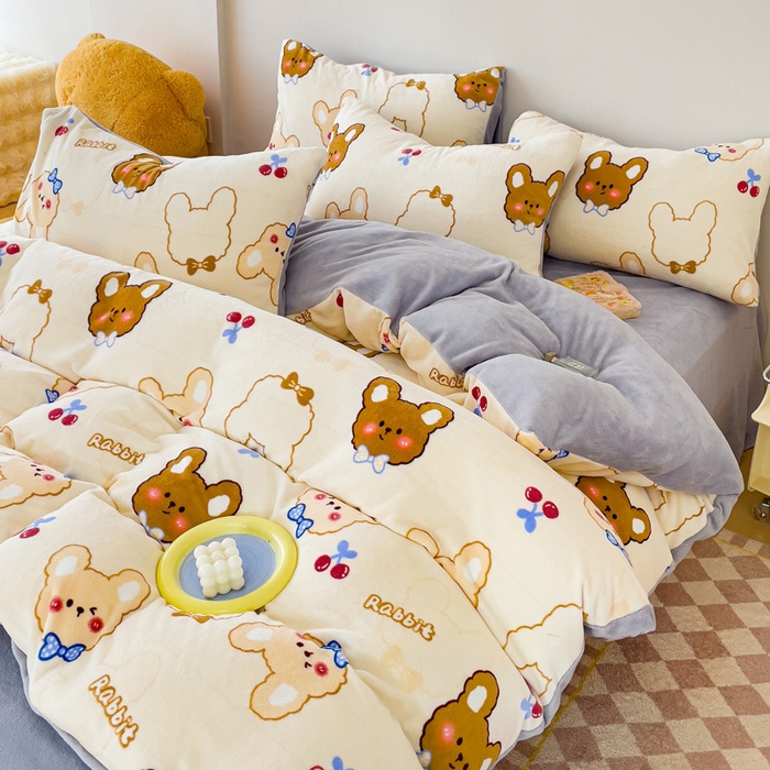 91家纺网 家纺一手货源 找家纺 木堇家居 2023新款牛奶绒印花四件套 樱桃熊