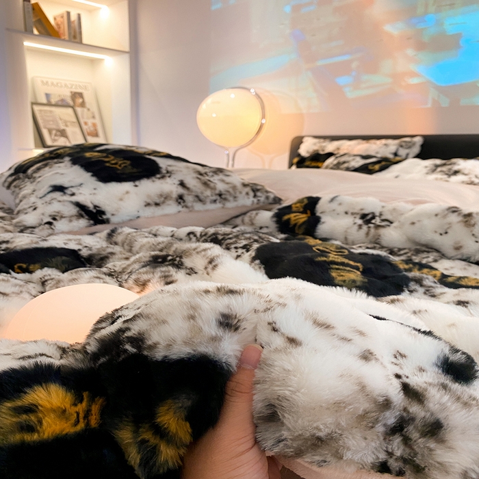 91家纺网 家纺一手货源 找家纺 澳梵家居 2023舒芙蕾印花兔兔绒牛奶绒四件套 黑金蝴蝶结