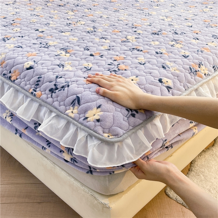 91家纺网 家纺一手货源 找家纺 喜居 2023新款印花牛奶绒床笠花边款牛奶绒床笠大豆夹棉床笠 紫色蔷薇