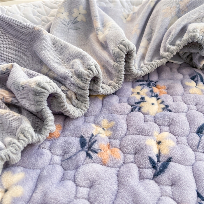 91家纺网 家纺一手货源 找家纺 喜居 2023新款印花牛奶绒床笠花边款牛奶绒床笠大豆夹棉床笠 紫色蔷薇