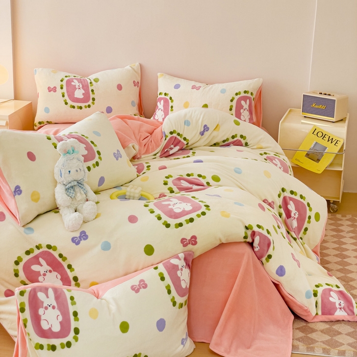 91家纺网 家纺一手货源 找家纺 木堇家居 2023新款牛奶绒印花四件套 波点小兔