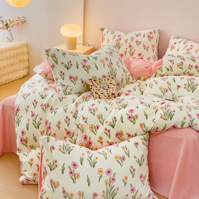 91家纺网 家纺一手货源 找家纺 木堇家居 2023新款牛奶绒印花四件套 春田花谷-粉