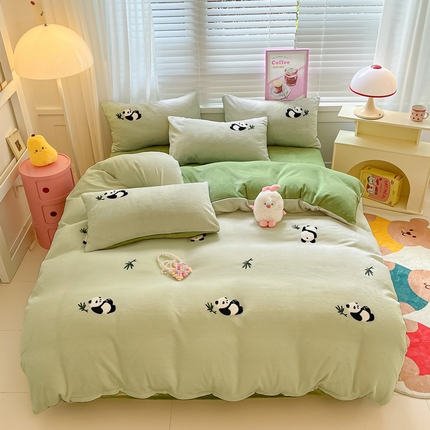 91家纺网 家纺一手货源 找家纺 丽涵家纺 2023秋冬散版牛奶绒毛巾绣系列四件套 呆萌熊猫-巩绿