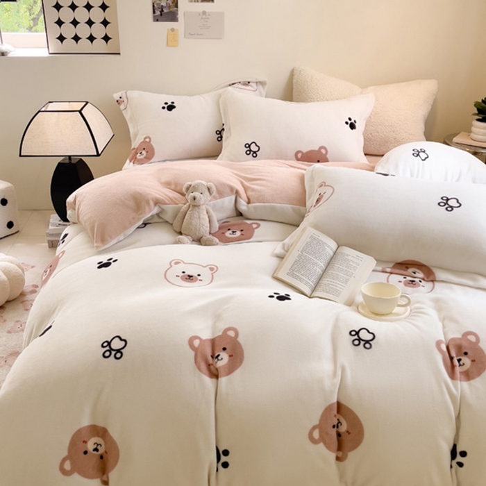 91家纺网 家纺一手货源 找家纺 宅部落 2023新款高克重牛奶绒四件套 熊的脚印