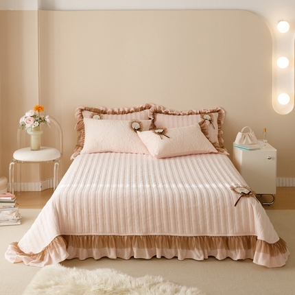 91家纺网 家纺一手货源 找家纺 菊上 2023新款牛奶绒床盖款梦幻千玺系列三件套 千玺粉